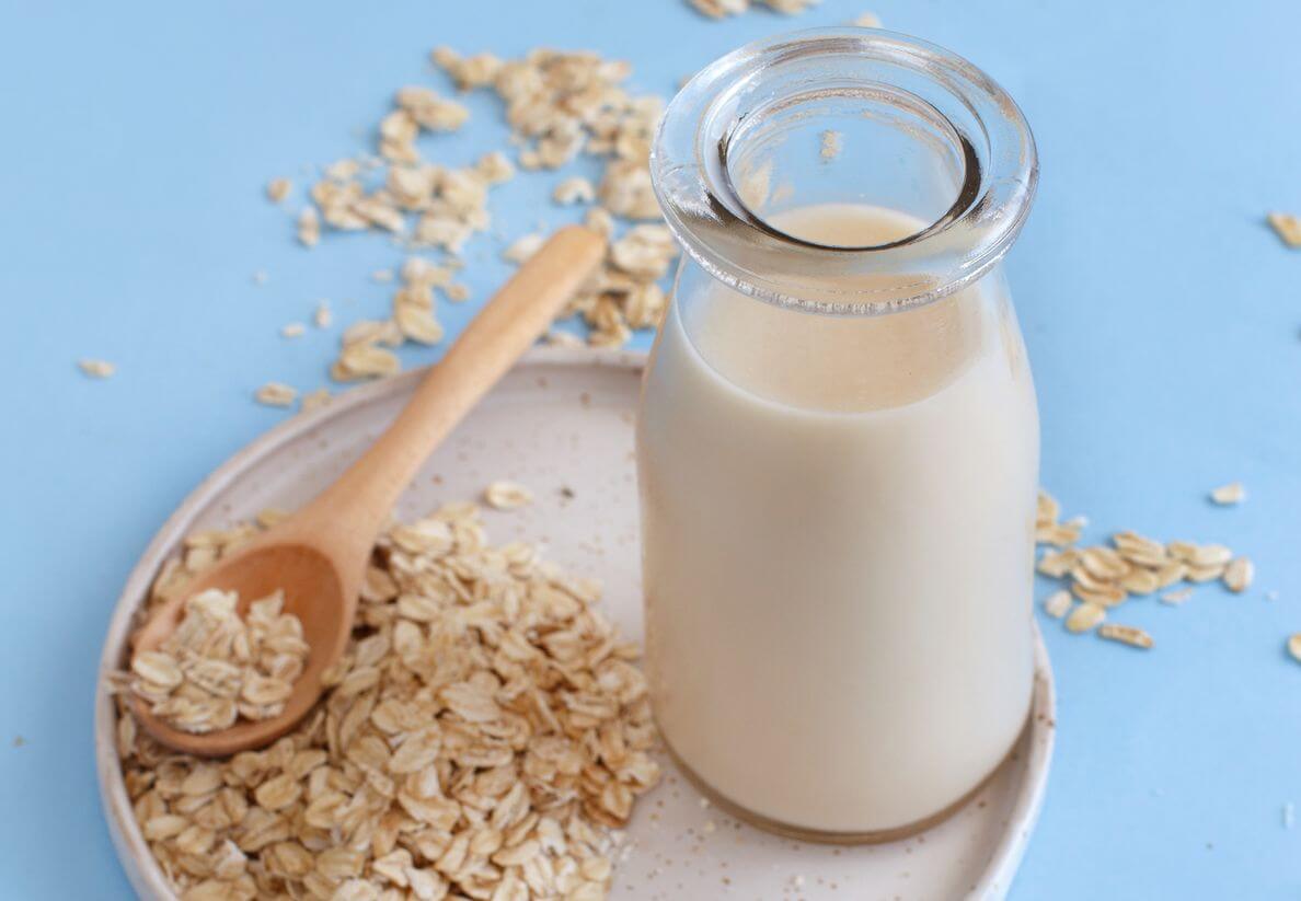 vegan-oat-milk-non-dairy-alternative-milk-hqepa3m.jpg